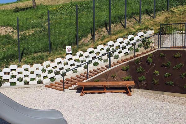 Otroško igrišče vključno z izvedbo ograj, ureditvijo brežine z betonskimi škarpniki