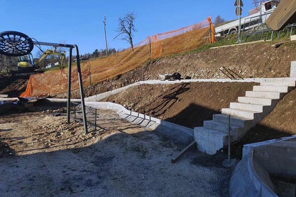 Izdelava otroškega igrišča, betoniranje stopnic