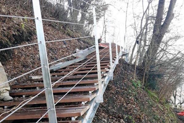 Izdelava varovalne ograje in pohodnega dela stopnišča
